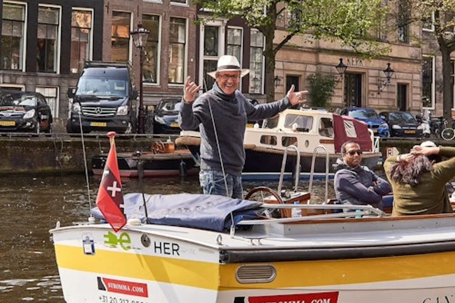 Amsterdam: Open Boat Tour, at Amsterdam Canal Cruises, Amsterdam