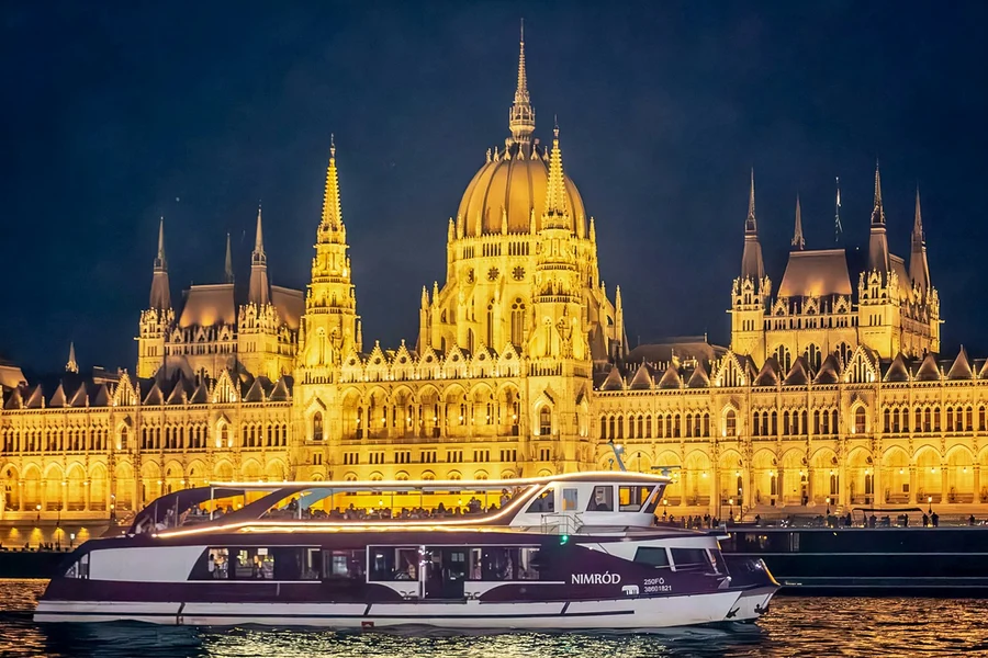 Budapest Evening Danube River Sightseeing Cruise with Unlimited Prosecco, Budapest