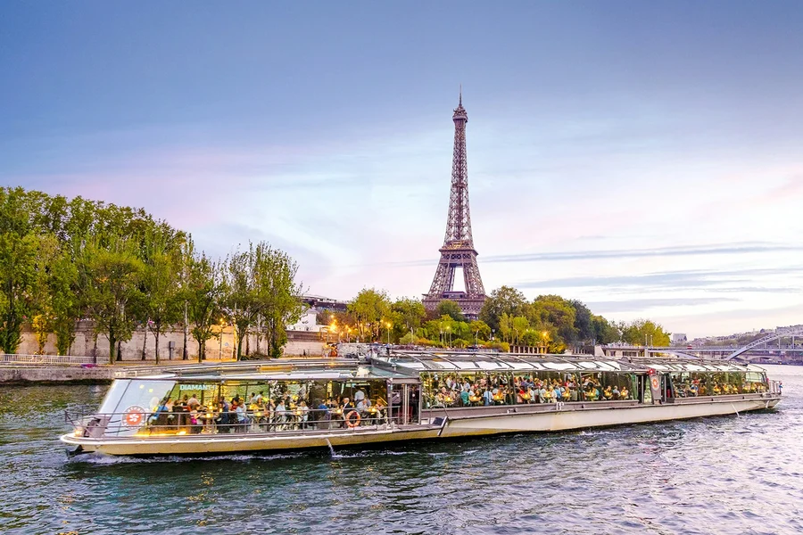 Bateaux Parisiens Seine River Dinner Cruise with French Premium Menu, Paris