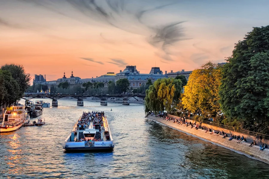 Seine River Cruise from Pont de l'Alma with Sparkling Champagne, Paris