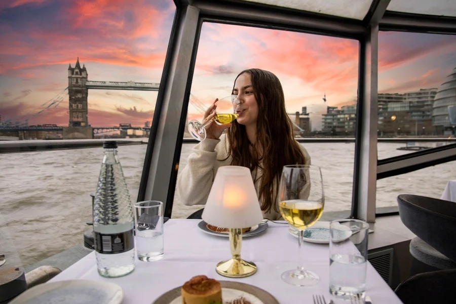 Paglalakbay sa Ilog ng Thames na may Hapunan at Welcome na Inumin, at City Cruises London Westminster Pier, London