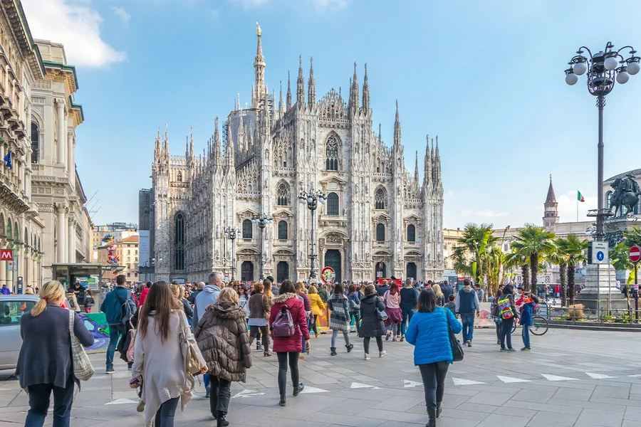 Milano într-o zi: Centrul orașului, Cina cea de Taină și tur ghidat al Catedralei cu Pass de Muzeu, at Piazza Luigi Cadorna n. 14, right side of the main entrance, Milan