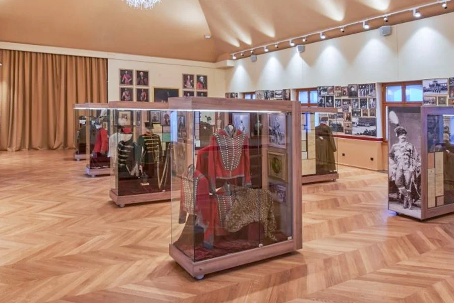 Ingressos para a Exposição da Guarda Real Húngara & Salão de Equitação Real com Refeição de 3 Pratos no Castelo de Buda, at Royal Guard Cafe, Budapest