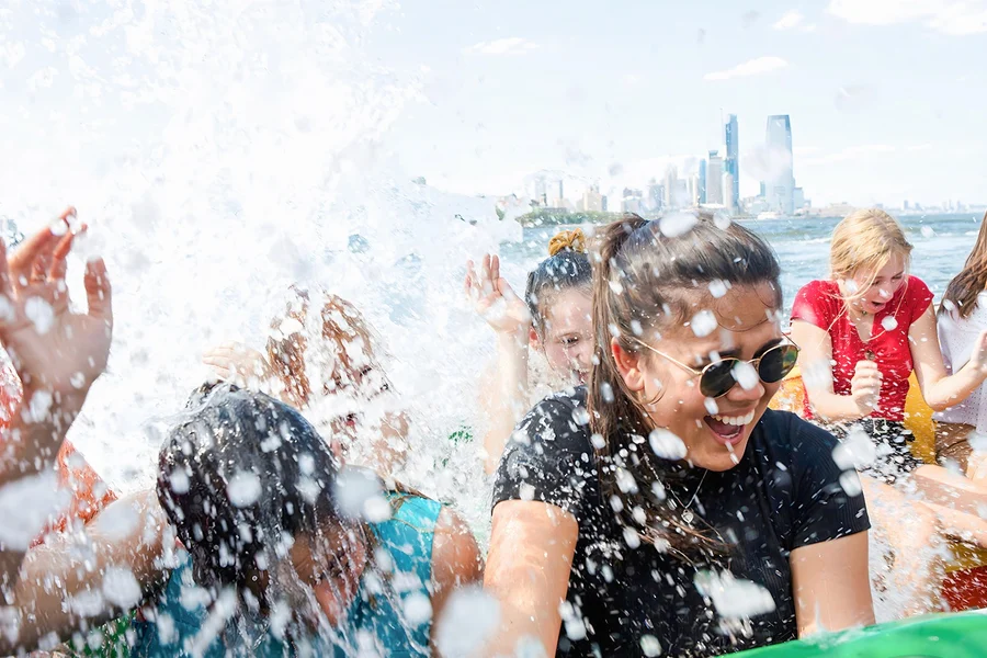 环线游:自由女神像快艇游, at Circle Line Sightseeing Cruises, New York
