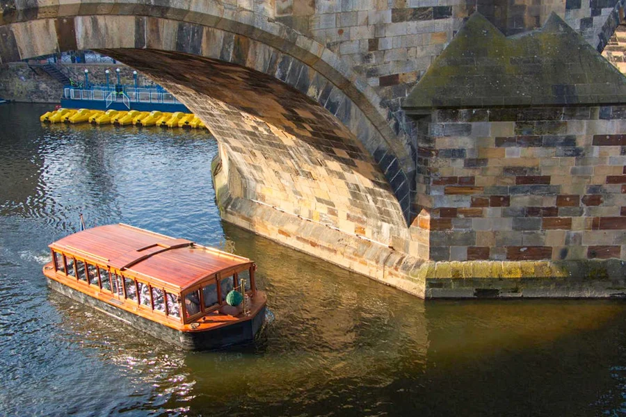 Crociera storica a Praga di 1 ora con bevanda e snack, Prague