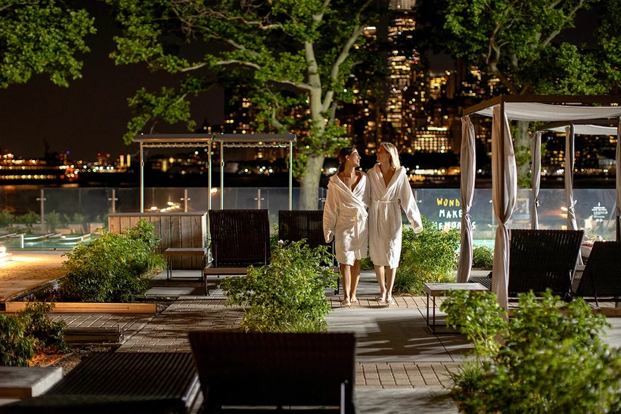 Entrades d'accés per QC New York, at 112 Andes Road, New York