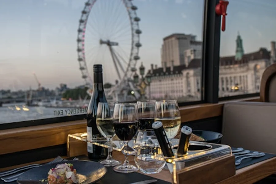 London: 6-Course Dinner on a Panaromic Bus Tour by Bustronome, London