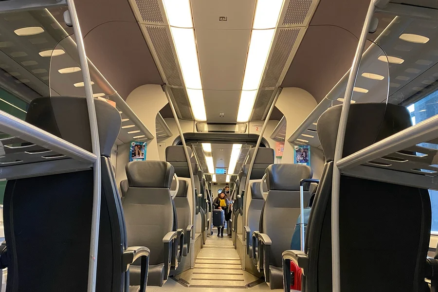 火車轉乘:米蘭馬爾彭薩機場到/從中央/卡多納車站的馬爾彭薩快線, at Malpensa T1 Train Station Ticket Counter, Milan