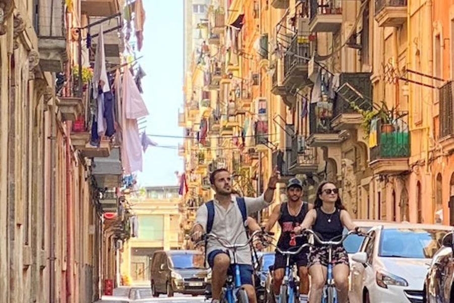 Barcelona: Group Bike Tour from Gaudi Houses to Barceloneta, Barcelona