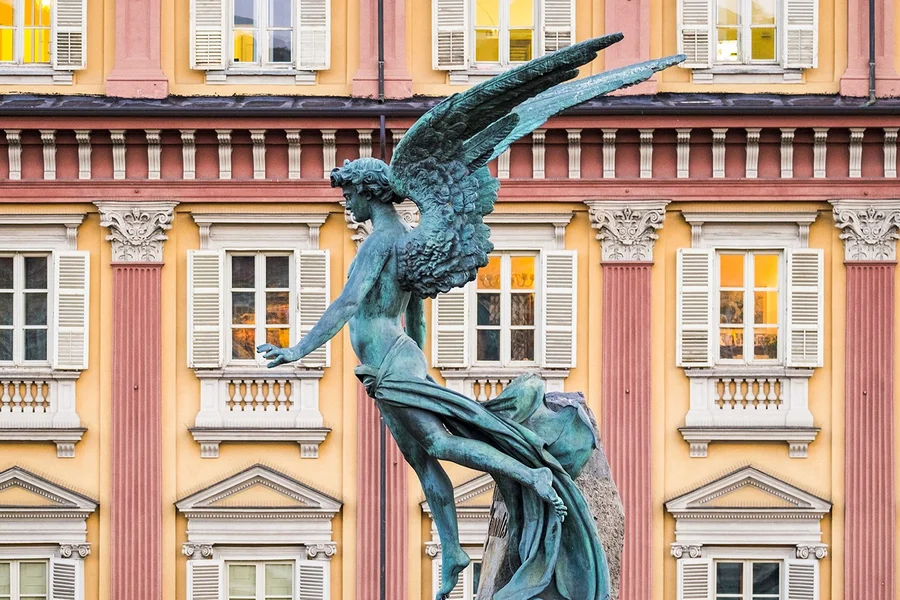 ทัวร์นำเที่ยวผ่านเมืองโตริโน่ มาจิก้า, at Piazza Statuto,, Turin