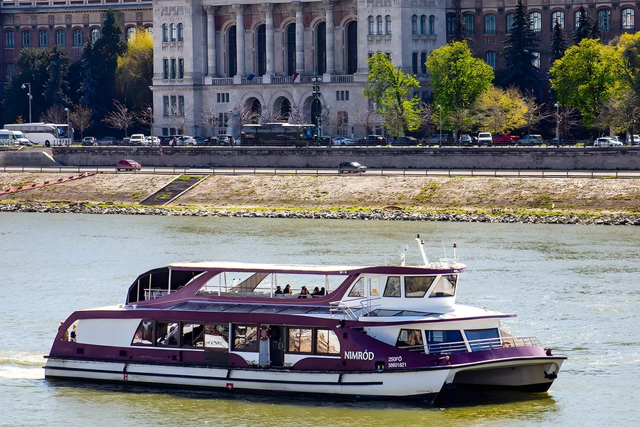 Budapest Evening Danube River Sightseeing Cruise with Unlimited Prosecco, Budapest