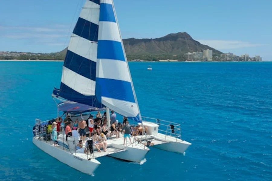 Waikiki: Sailing & Snorkeling Tour, Hawaii