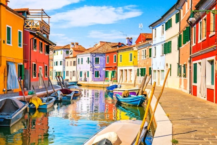 Murano & Burano: Boat Tour From St.Mark's Square + Glassblowing Demo, Venice
