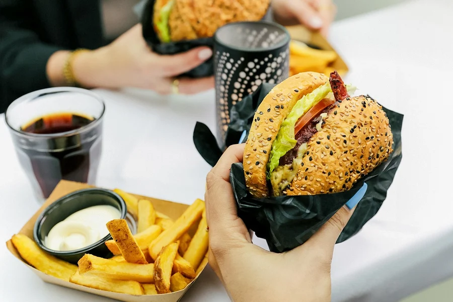 Amsterdam: Burger Dinner Cruise & 1 Free Drink, Amsterdam