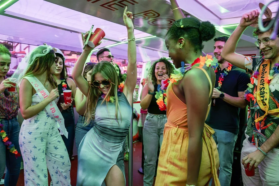 波尔图杜罗河2小时派对巡游, at Living Cruise, Porto