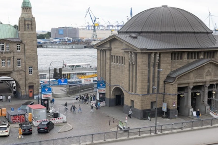 Hamburg: Riverfront Guided Walking Tour in German, Hamburg