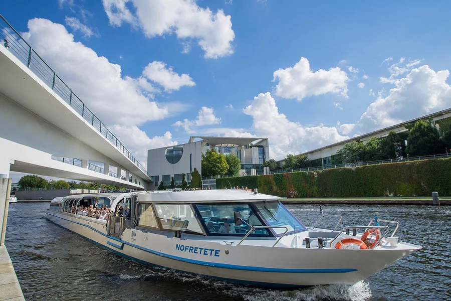 Tur Perahu Kota 2,5 Jam – Melewati Pusat Kota Berlin Menuju Pelabuhan Barat, at Stern und Kreisschiffahrt GmbH, Berlin