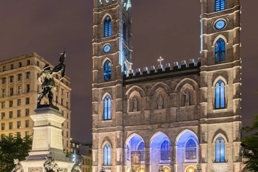 Montréal: Sightseeing River Cruise + AURA Experience at Notre-Dame, Montreal